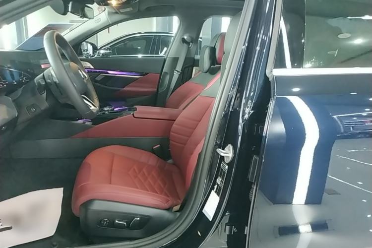 Used BMW 5 Series 2025 530Li Luxury Edition M Sport Package Left Front Seat