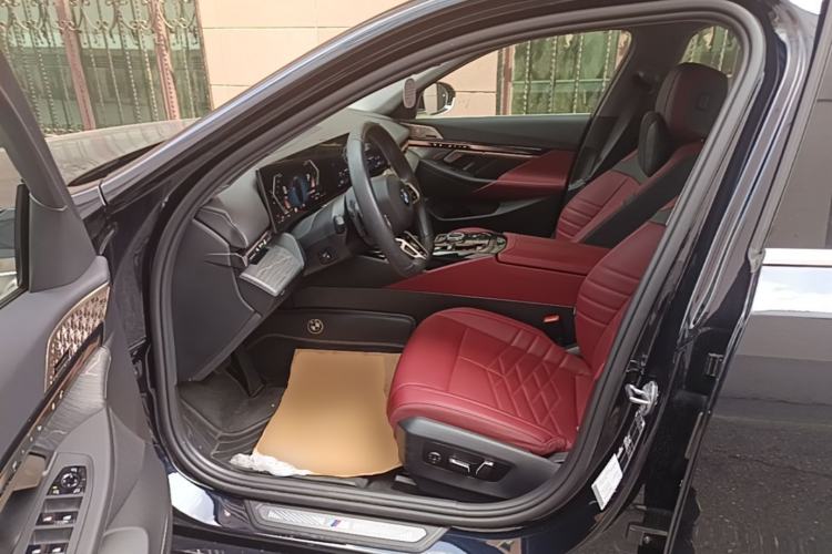 Used BMW 5 Series 2025 530Li Luxury Edition M Sport Package Left Front Seat