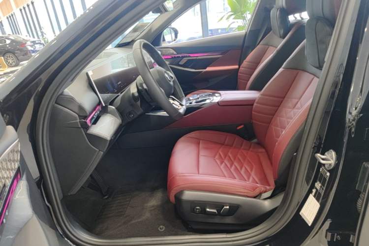 Used BMW 5 Series 2025 530Li Luxury Edition M Sport Package Left Front Seat