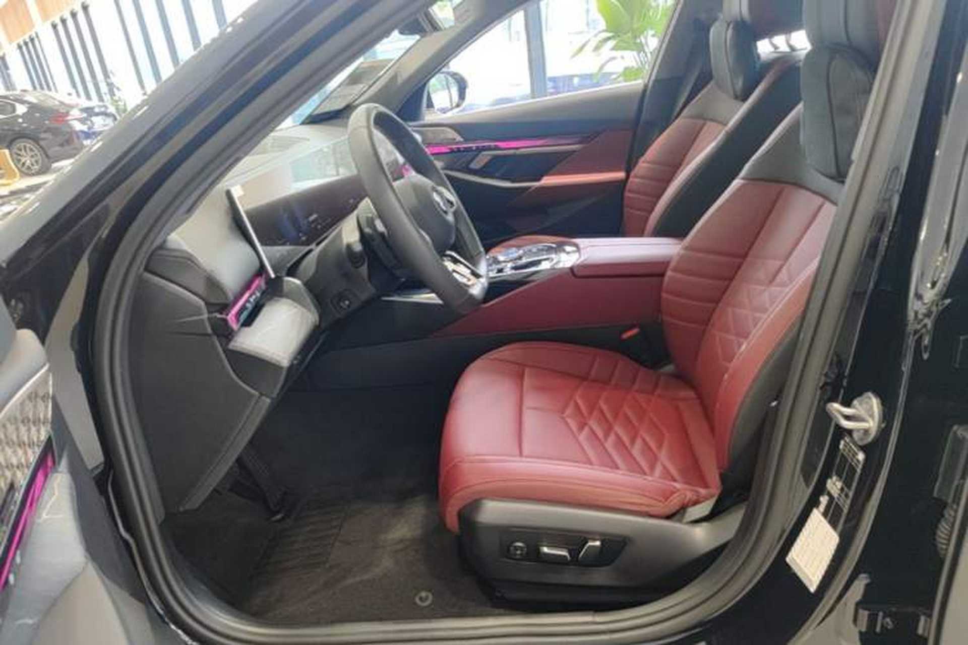 Used BMW 5 Series 2025 530Li Luxury Edition M Sport Package Left Front Seat