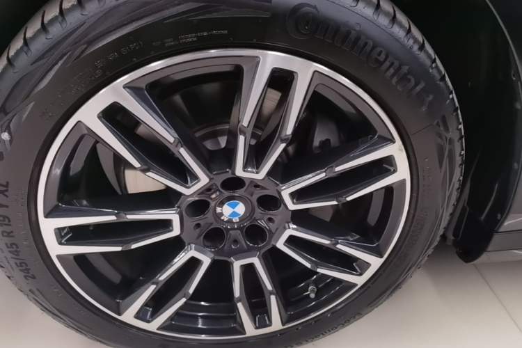 Used BMW 5 Series 2025 530Li Leading Model M Sport Package Left Front Wheel Hub