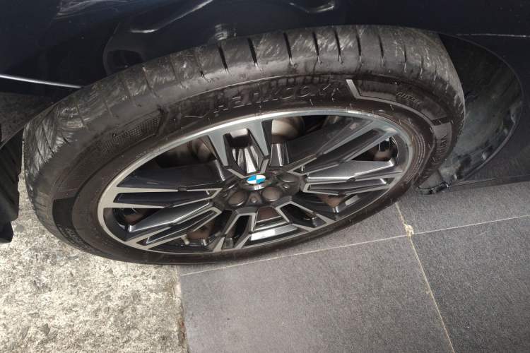 Used BMW 5 Series 2025 530Li Leading Model M Sport Package Left Front Wheel Hub