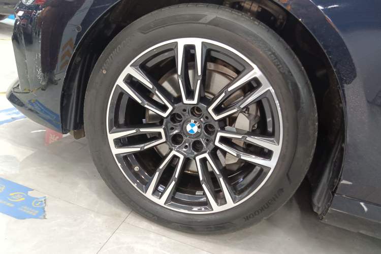 Used BMW 5 Series 2025 530Li Leading Model M Sport Package Left Front Wheel Hub