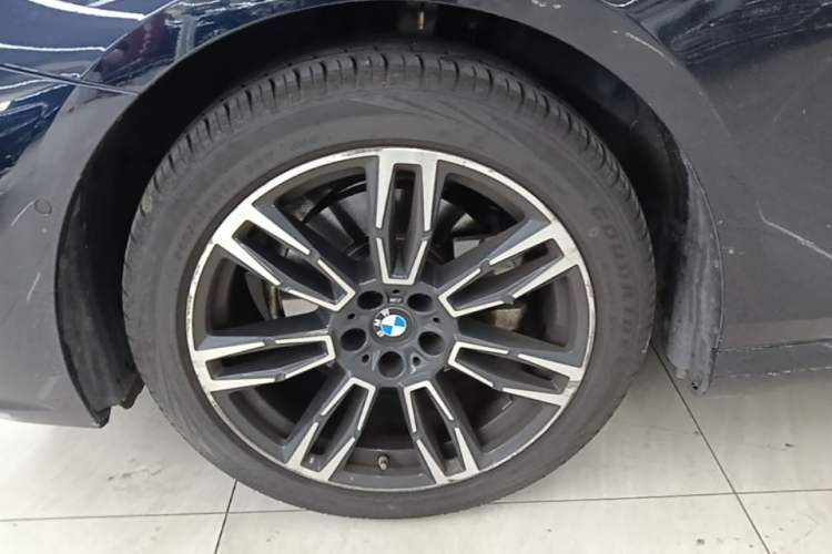 Used BMW 5 Series 2025 525Li M Sport Package Left Front Wheel Hub