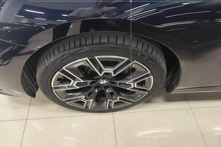Used BMW 5 Series 2025 530Li Luxury Edition M Sport Package Left Front Wheel Hub