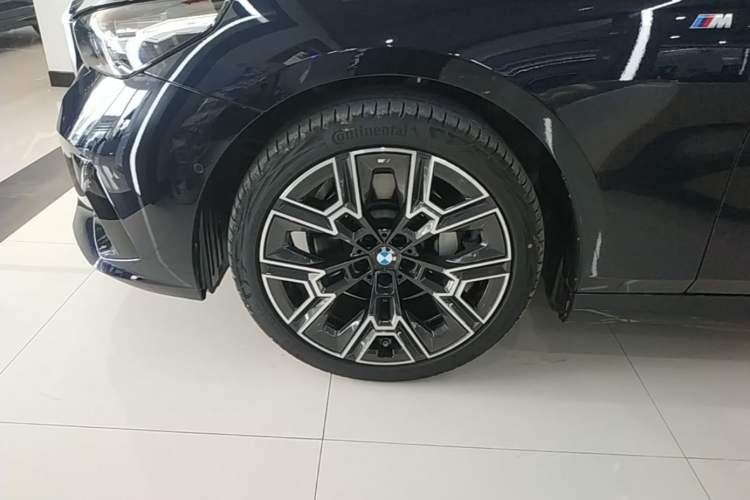 Used BMW 5 Series 2025 530Li Luxury Edition M Sport Package Left Front Wheel Hub