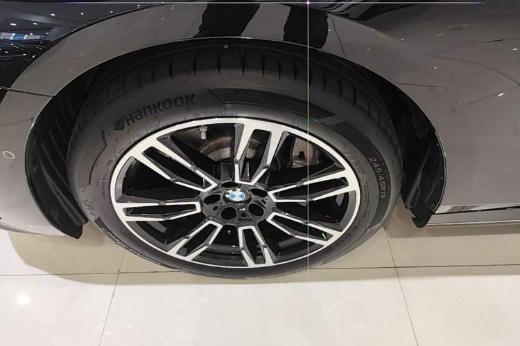 Used BMW 5 Series 2025 530Li Leading Model M Sport Package Left Front Wheel Hub