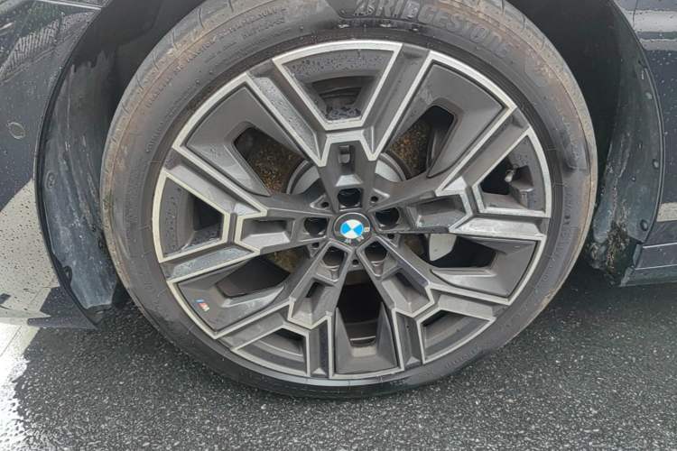Used BMW 5 Series 2025 530Li Luxury Edition M Sport Package Left Front Wheel Hub