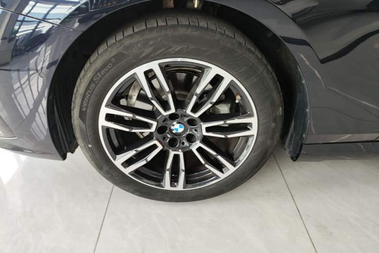 Used BMW 5 Series 2025 525Li M Sport Package Left Front Wheel Hub