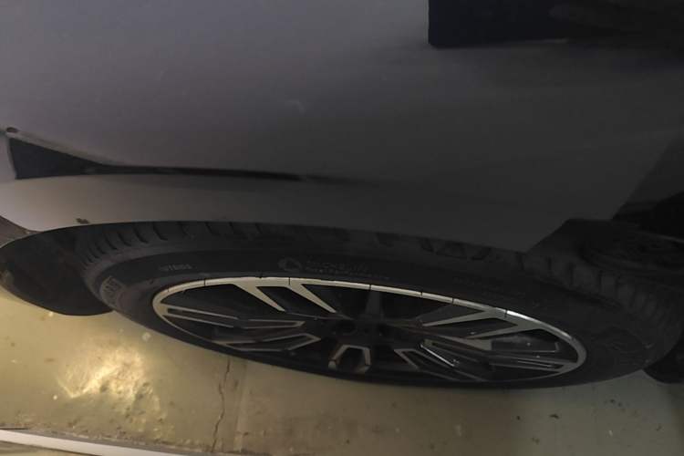 Used BMW 5 Series 2025 530Li Leading Model M Sport Package Left Front Wheel Hub