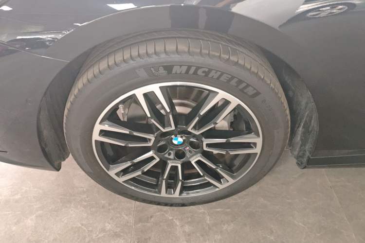 Used BMW 5 Series 2025 530Li Leading Model M Sport Package Left Front Wheel Hub