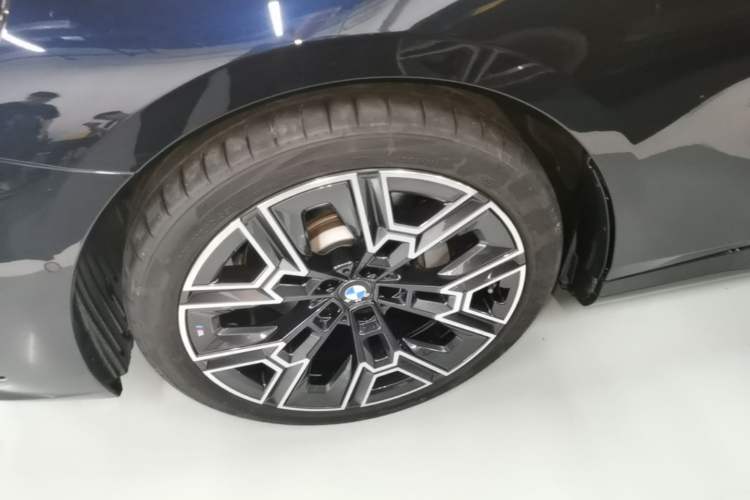Used BMW 5 Series 2025 530Li Luxury Edition M Sport Package Left Front Wheel Hub