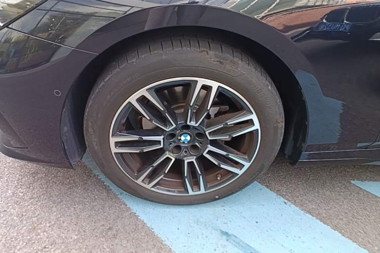 Used BMW 5 Series 2025 525Li M Sport Package Left Front Wheel Hub