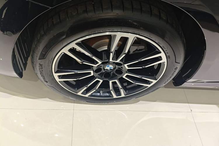 Used BMW 5 Series 2025 525Li M Sport Package Left Front Wheel Hub