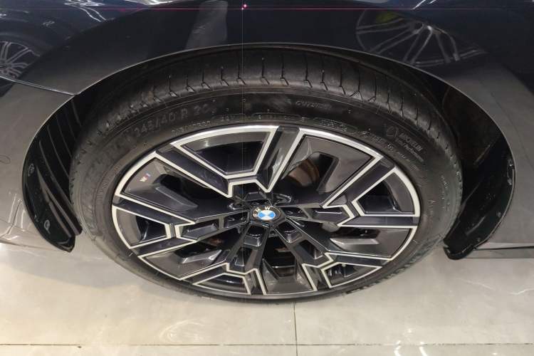 Used BMW 5 Series 2025 530Li Luxury Edition M Sport Package Left Front Wheel Hub