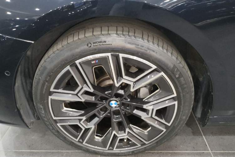 Used BMW 5 Series 2025 530Li Luxury Edition M Sport Package Left Front Wheel Hub