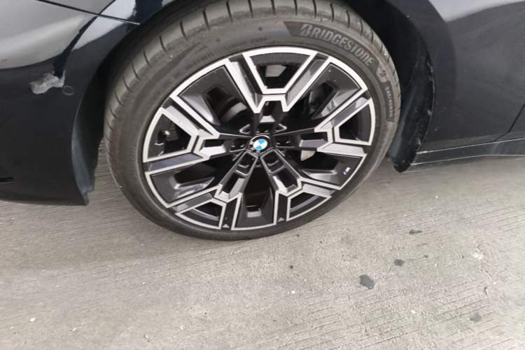 Used BMW 5 Series 2025 530Li Luxury Edition M Sport Package Left Front Wheel Hub