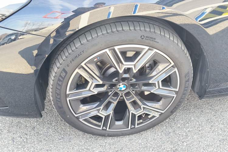 Used BMW 5 Series 2025 530Li Luxury Edition M Sport Package Left Front Wheel Hub