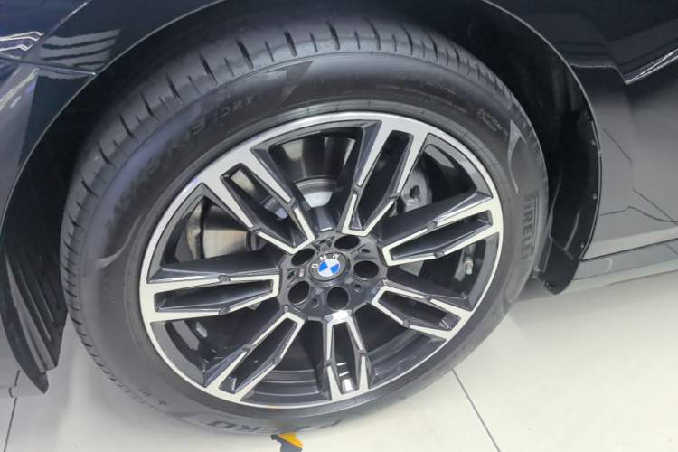 Used BMW 5 Series 2025 530Li Leading Model M Sport Package Left Front Wheel Hub