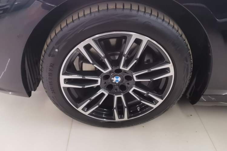 Used BMW 5 Series 2025 530Li Leading Model M Sport Package Left Front Wheel Hub