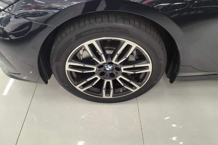 Used BMW 5 Series 2025 530Li Leading Model M Sport Package Left Front Wheel Hub