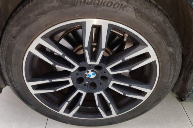 Used BMW 5 Series 2025 530Li Leading Model M Sport Package Left Front Wheel Hub