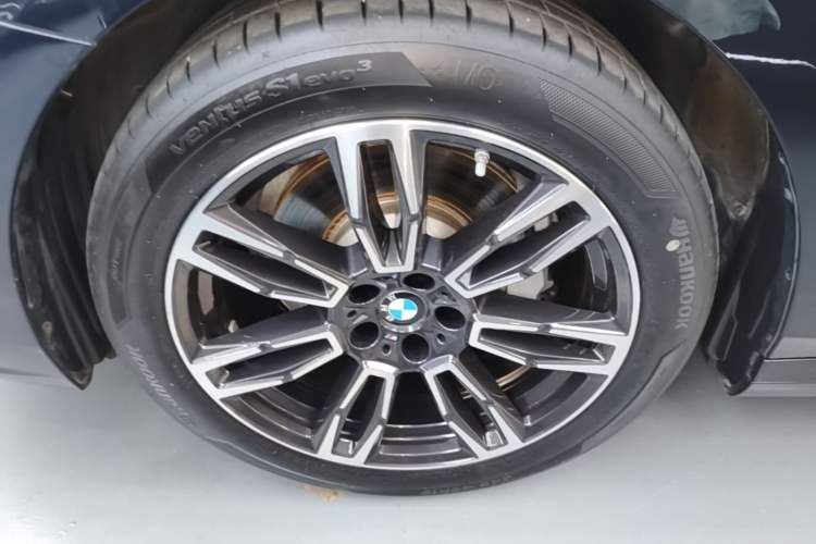 Used BMW 5 Series 2025 530Li Leading Model M Sport Package Left Front Wheel Hub