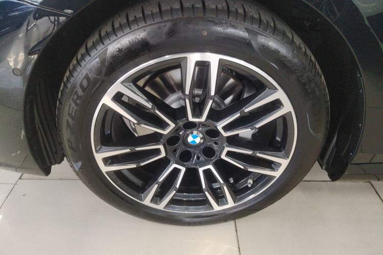 Used BMW 5 Series 2025 530Li Leading Model M Sport Package Left Front Wheel Hub