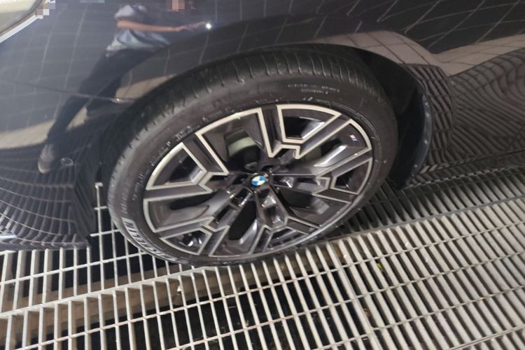 Used BMW 5 Series 2025 530Li Luxury Edition M Sport Package Left Front Wheel Hub