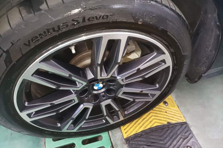 Used BMW 5 Series 2025 525Li M Sport Package Left Front Wheel Hub