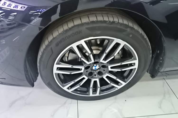 Used BMW 5 Series 2025 530Li Leading Model M Sport Package Left Front Wheel Hub