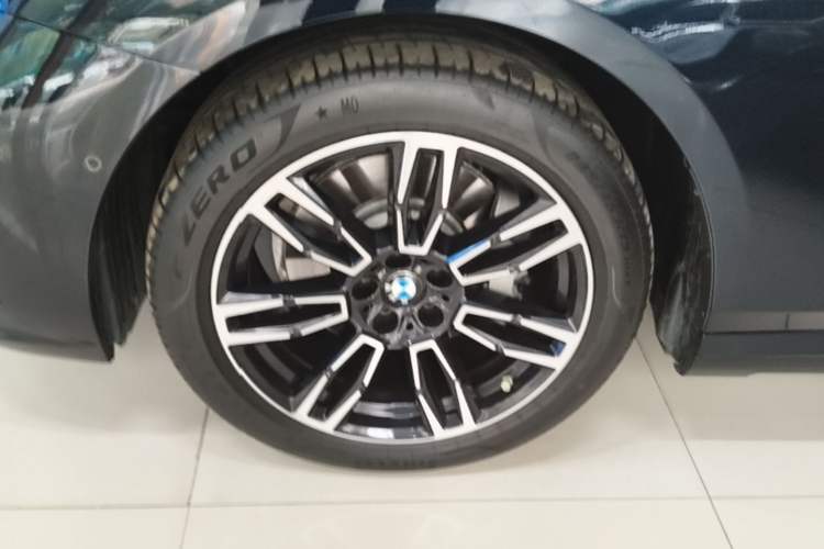 Used BMW 5 Series 2025 530Li Leading Model M Sport Package Left Front Wheel Hub