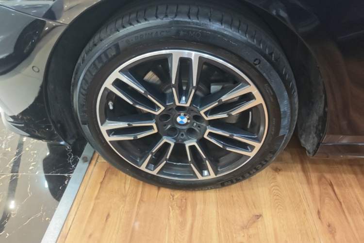 Used BMW 5 Series 2025 525Li M Sport Package Left Front Wheel Hub