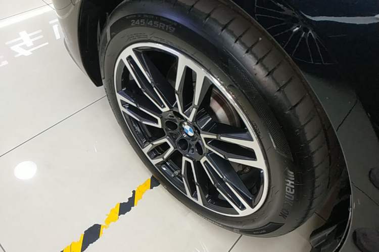 Used BMW 5 Series 2025 530Li Leading Model M Sport Package Left Front Wheel Hub