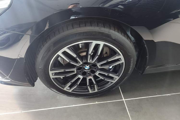 Used BMW 5 Series 2025 530Li Leading Model M Sport Package Left Front Wheel Hub