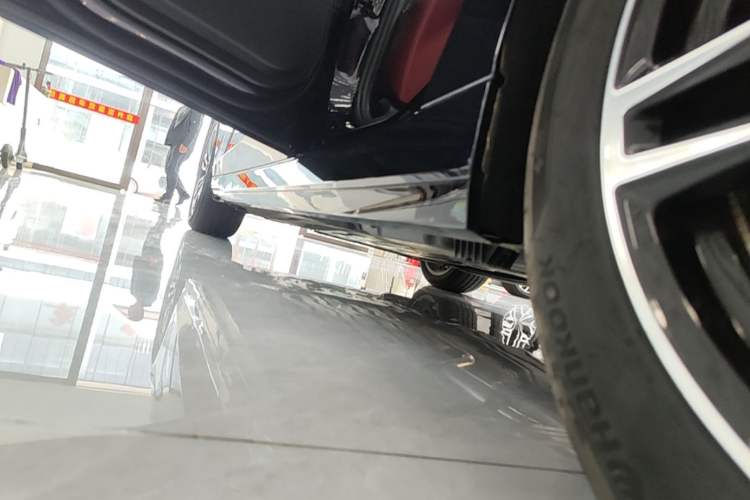 Used BMW 5 Series 2025 525Li M Sport Package Left Side Sill