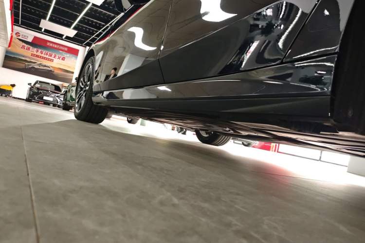 Used BMW 5 Series 2025 530Li Leading Model M Sport Package Left Side Sill