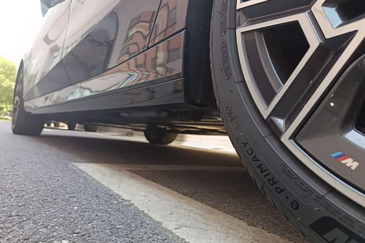 Used BMW 5 Series 2025 530Li Luxury Edition M Sport Package Left Side Sill