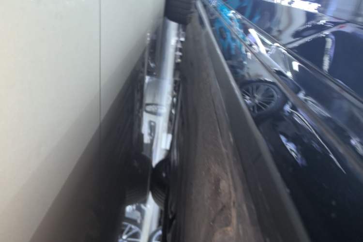 Used BMW 5 Series 2025 530Li Leading Model M Sport Package Left Side Sill