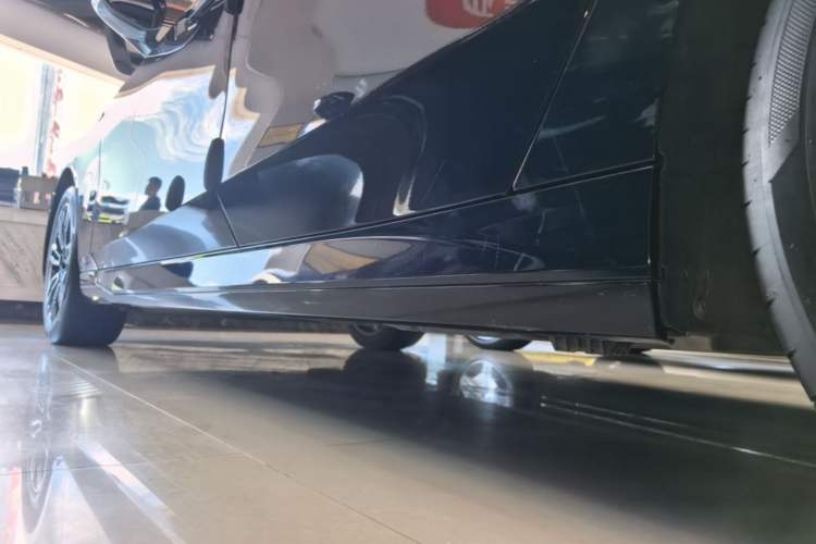 Used BMW 5 Series 2025 530Li Leading Model M Sport Package Left Side Sill