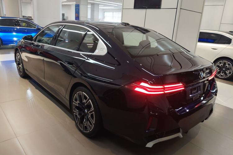 Used BMW 5 Series 2025 530Li Luxury Edition M Sport Package Rear Left 45 Deg
