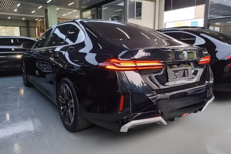 Used BMW 5 Series 2025 530Li Leading Model M Sport Package Rear Left 45 Deg