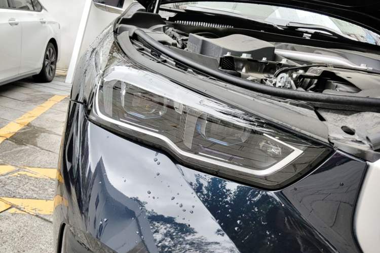 Used BMW 5 Series 2025 530Li Luxury Edition M Sport Package Right Front Headlight