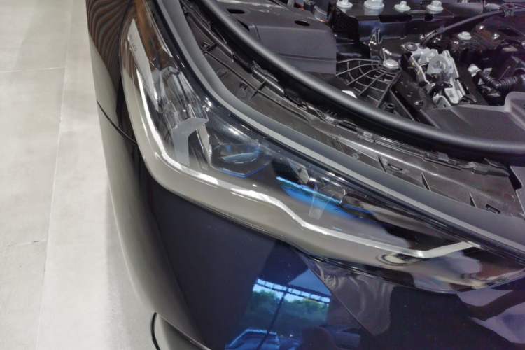 Used BMW 5 Series 2025 530Li Luxury Edition M Sport Package Right Front Headlight