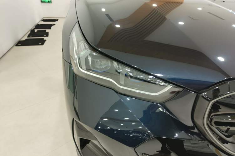 Used BMW 5 Series 2025 530Li Luxury Edition M Sport Package Right Front Headlight