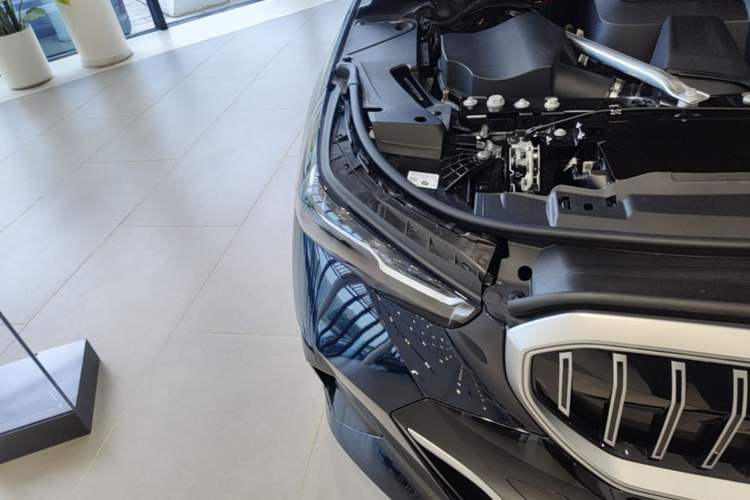 Used BMW 5 Series 2025 530Li Luxury Edition M Sport Package Right Front Headlight