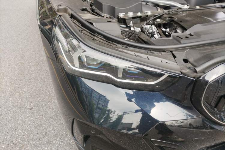 Used BMW 5 Series 2025 530Li Luxury Edition M Sport Package Right Front Headlight