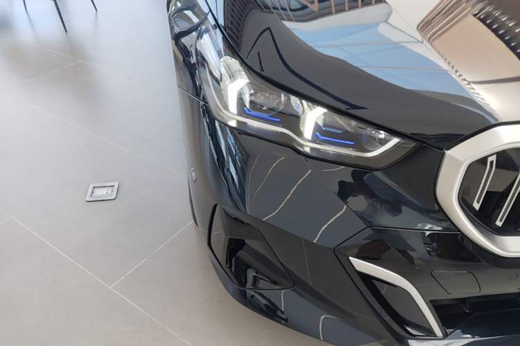 Used BMW 5 Series 2025 530Li Luxury Edition M Sport Package Right Front Headlight