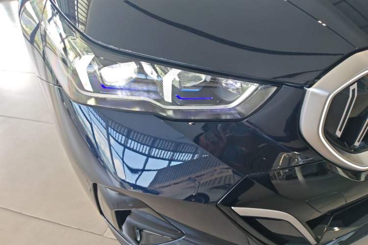Used BMW 5 Series 2025 530Li Luxury Edition M Sport Package Right Front Headlight