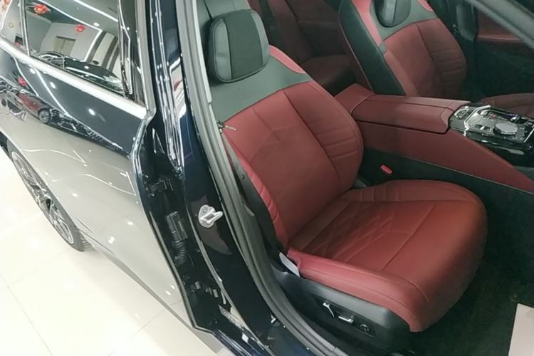 Used BMW 5 Series 2025 530Li Luxury Edition M Sport Package Right Front Seat